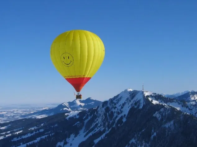 Bild: Exklusive Ballonfahrten im Winter über den Alpen