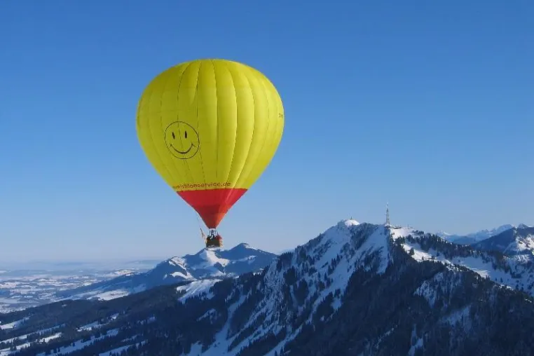 Exklusive Ballonfahrten im Winter über den Alpen Bild: Exklusive Ballonfahrten im Winter über den Alpen