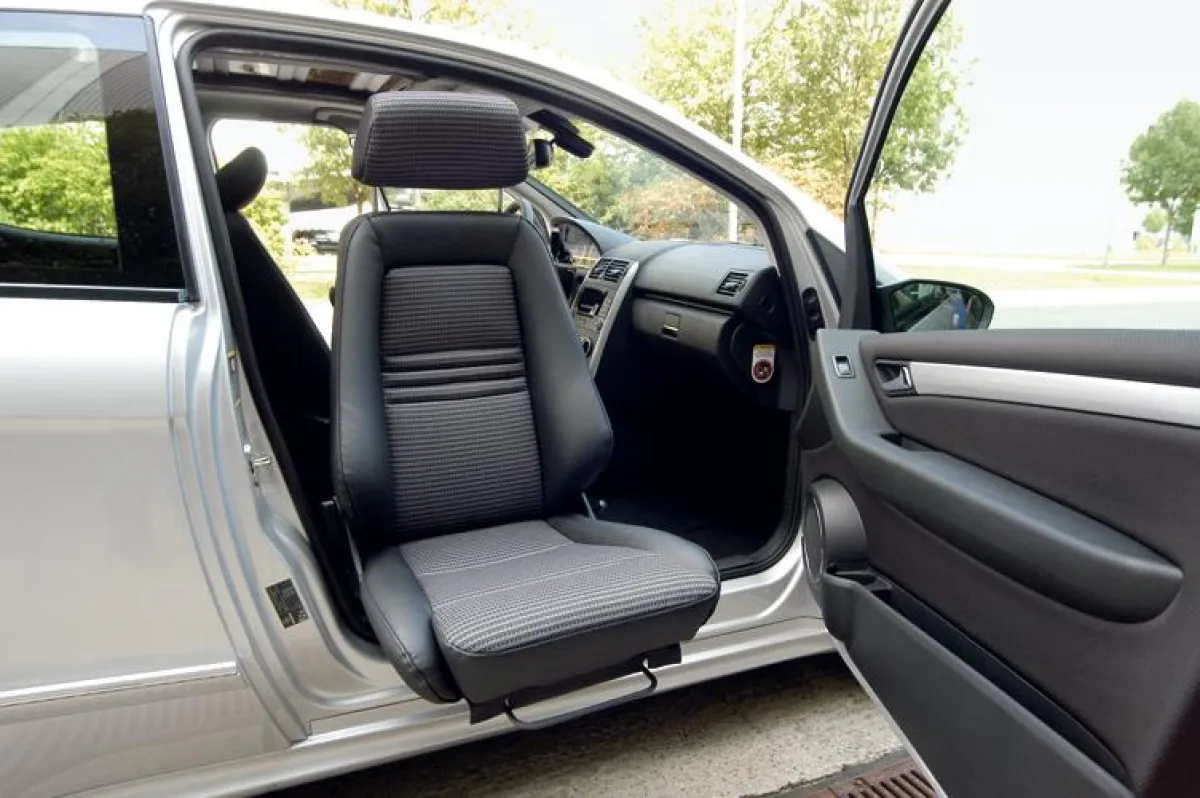 Beispielhaft: Drehsitz Turnout mit Recaro-Sitz in der Mercedes Benz A-Klasse