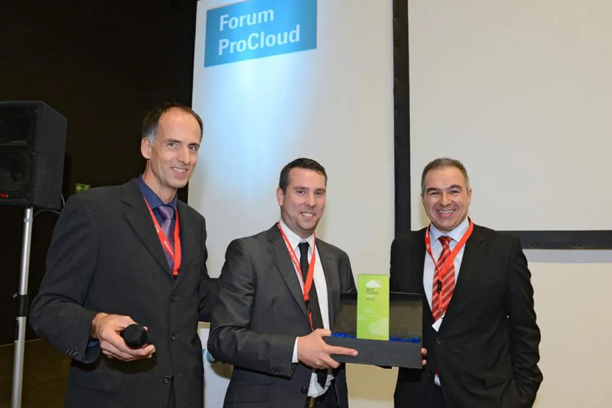 ProCloud Award 2012: Onwerks Geschäftsführer Jens Doose nimmt die Siegerplastik entgegen