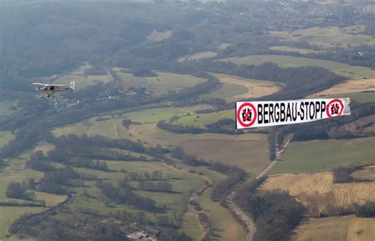 Protestflug über die bedrohte Region