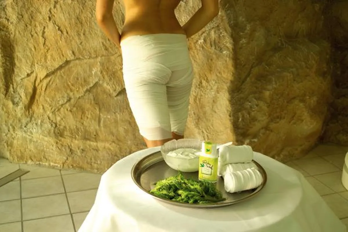 In den Wellnesshotels Auerhahn und Alpenblick werden die Gäste mit Schwarzwälder Fichtennadel-Anwendungen nach dem Skivergnügen verwöhnt. Ganzkörperpackungen, -massagen und -einsalbungen sowie der Bei