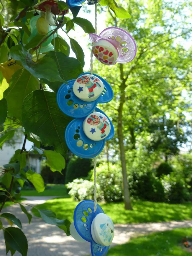 Der Schnullerbaum kann den Abschied vom geliebten Schnuller einfacher machen.