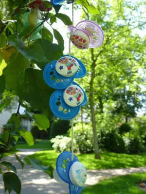 Der Schnullerbaum hat Geburtstag Bild: Der Schnullerbaum hat Geburtstag