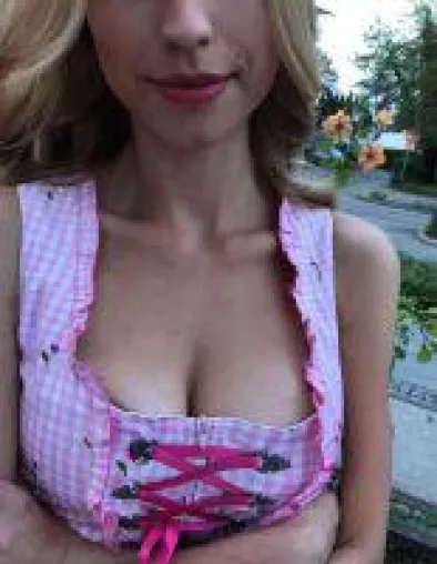 Wies'n-Zeit ist Dirndl-Zeit ist Dekolleté-Zeit - So schön kann Dekolleté sein! Bild: Wies'n-Zeit ist Dirndl-Zeit ist Dekolleté-Zeit - So schön kann Dekolleté sein!