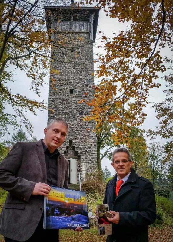 Bgm. Karl Philipp Ehrler überreichte Heiko Hartmann seltenes Eklogit-Gestein vom Weißenstein