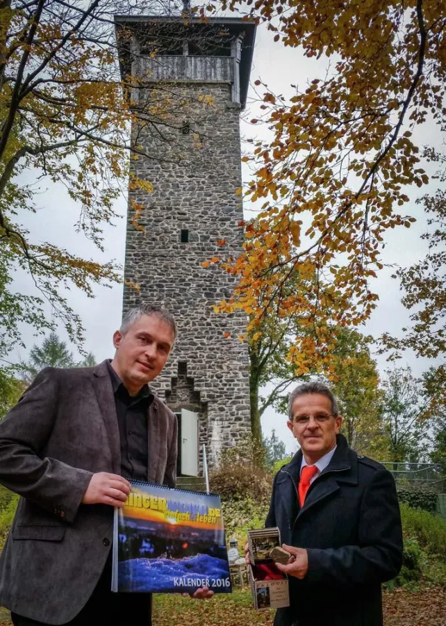 Bgm. Karl Philipp Ehrler überreichte Heiko Hartmann seltenes Eklogit-Gestein vom Weißenstein