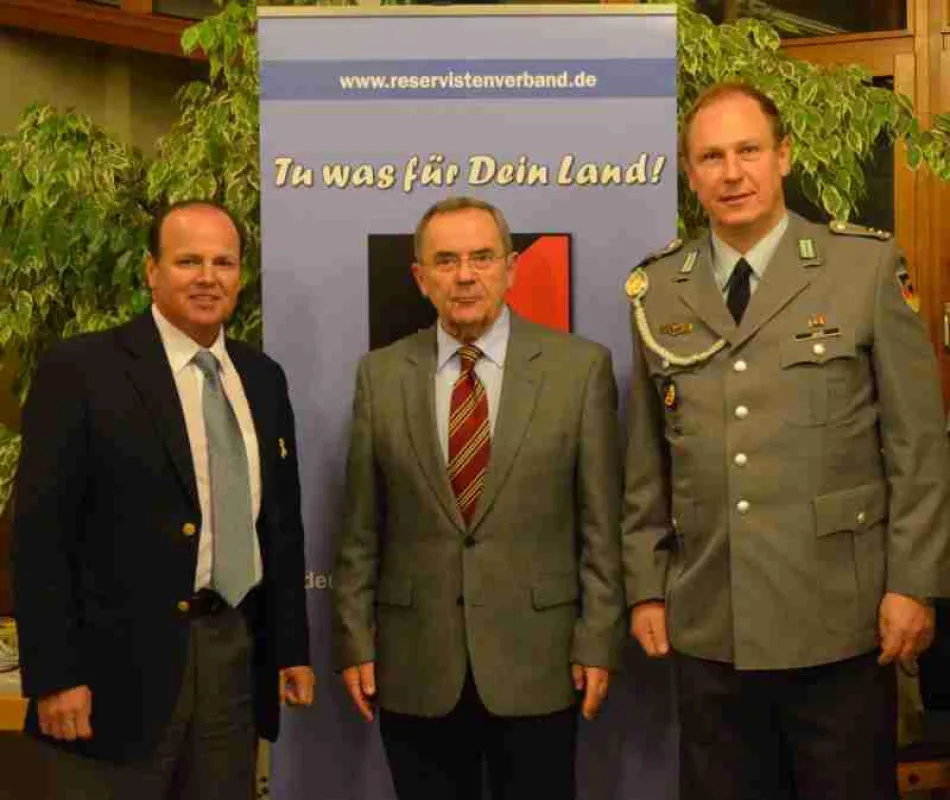 (von l.n.r. Geschäftsführer der SINUS Electronic GmbH Freddy Krumke, General a.D. Schneiderhan, Haup