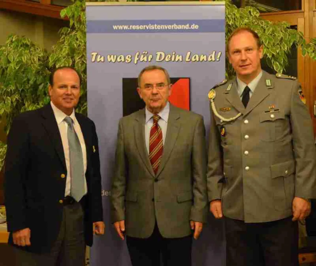 (von l.n.r. Geschäftsführer der SINUS Electronic GmbH Freddy Krumke, General a.D. Schneiderhan, Haup