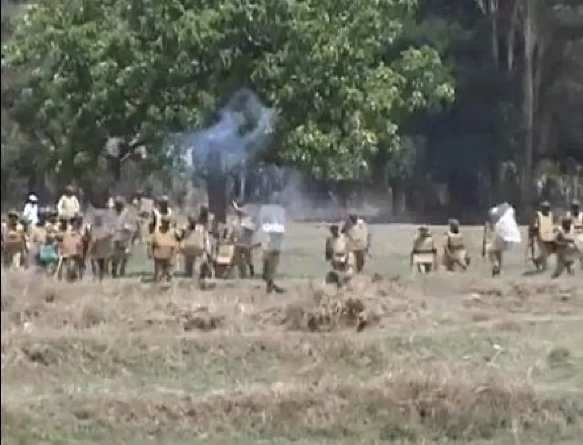 Bewaffnete Polizisten konfrontieren Demonstranten im  Chandia Dorf, Kalinganagar, Odisha. © Samadrusti