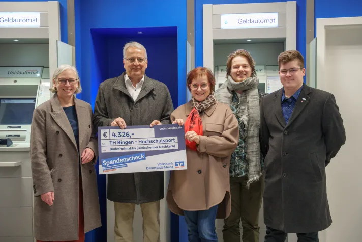 Büdesheim aktiv fördert den Hochschulsport mit Tombola-Erlös Bild: Büdesheim aktiv fördert den Hochschulsport mit Tombola-Erlös