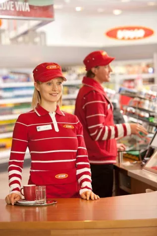 Bild: OMV kleidet 25.000 Tankstellenmitarbeiter neu ein