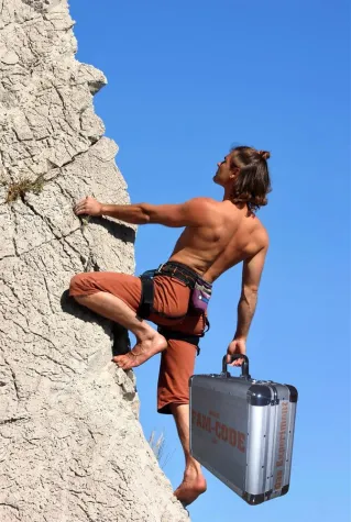 Bild: Das Experiment – Fachverband Ambient Media schickt Ketten-Koffer auf die Reise