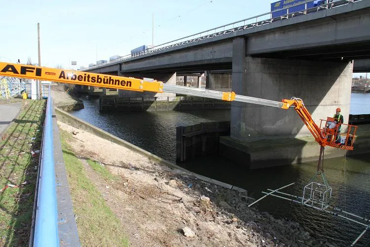 Bild: Ab in die Tiefe. AFI Arbeitsbühne zur geophysikalischen Sondierung am Elbufer eingesetzt