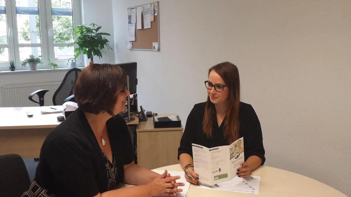 Projektleiterin Nicole Dierker-Refke (li.) informiert über das Projekt