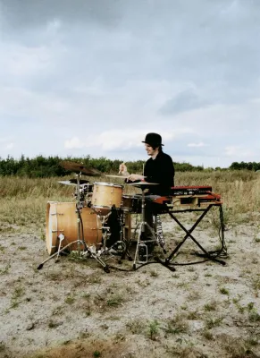 Schlagzeuger mit Soundsystem veröffentlicht zweites Solo-Album Bild: Schlagzeuger mit Soundsystem veröffentlicht zweites Solo-Album