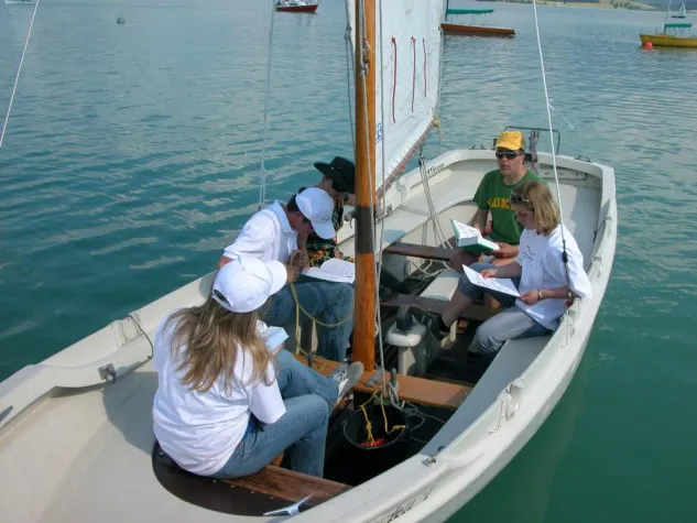 Bild: Das „Segelnde Klassenzimmer“ am Fuß der Alpen