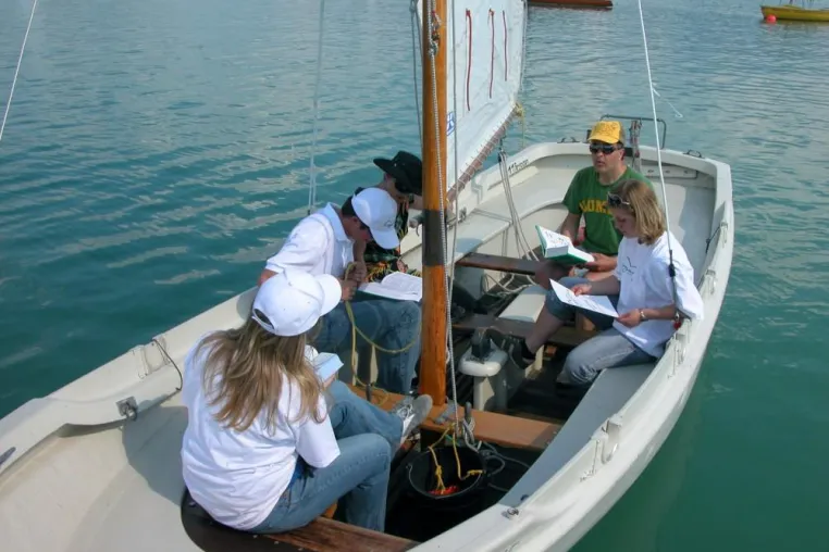 Das „Segelnde Klassenzimmer“ am Fuß der Alpen Bild: Das „Segelnde Klassenzimmer“ am Fuß der Alpen