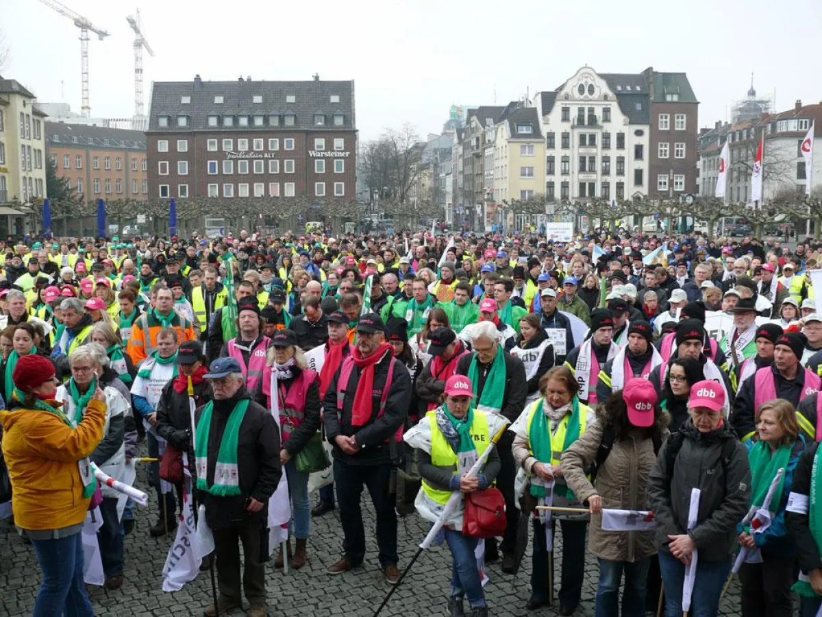 Die Abschlusskundgebung der dbb-Demo began mit einer Schweigeminute