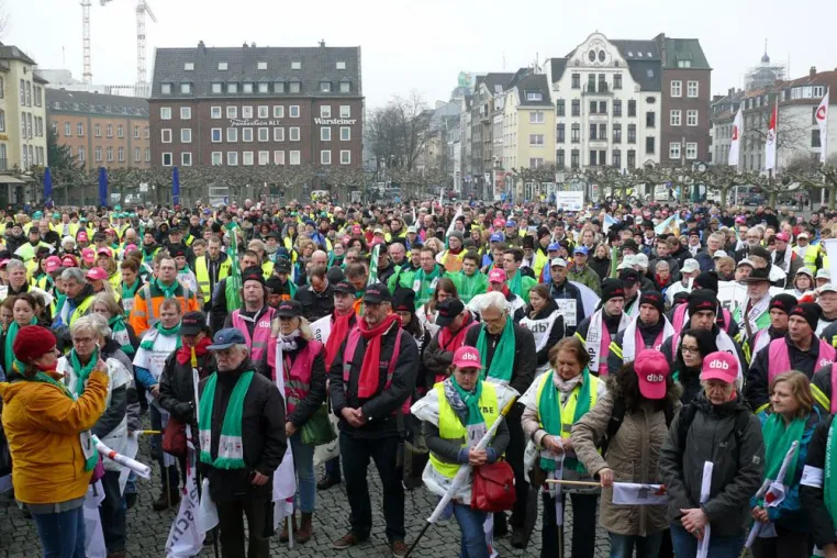 Bild: Stiller Trauerzug statt lautstarke Demo