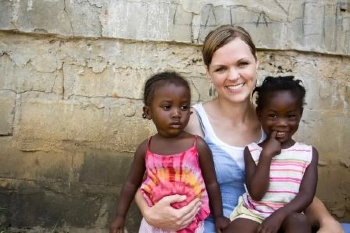 Einen Sprachkurs mit einem Volontariat verbinden und Menschen helfen.