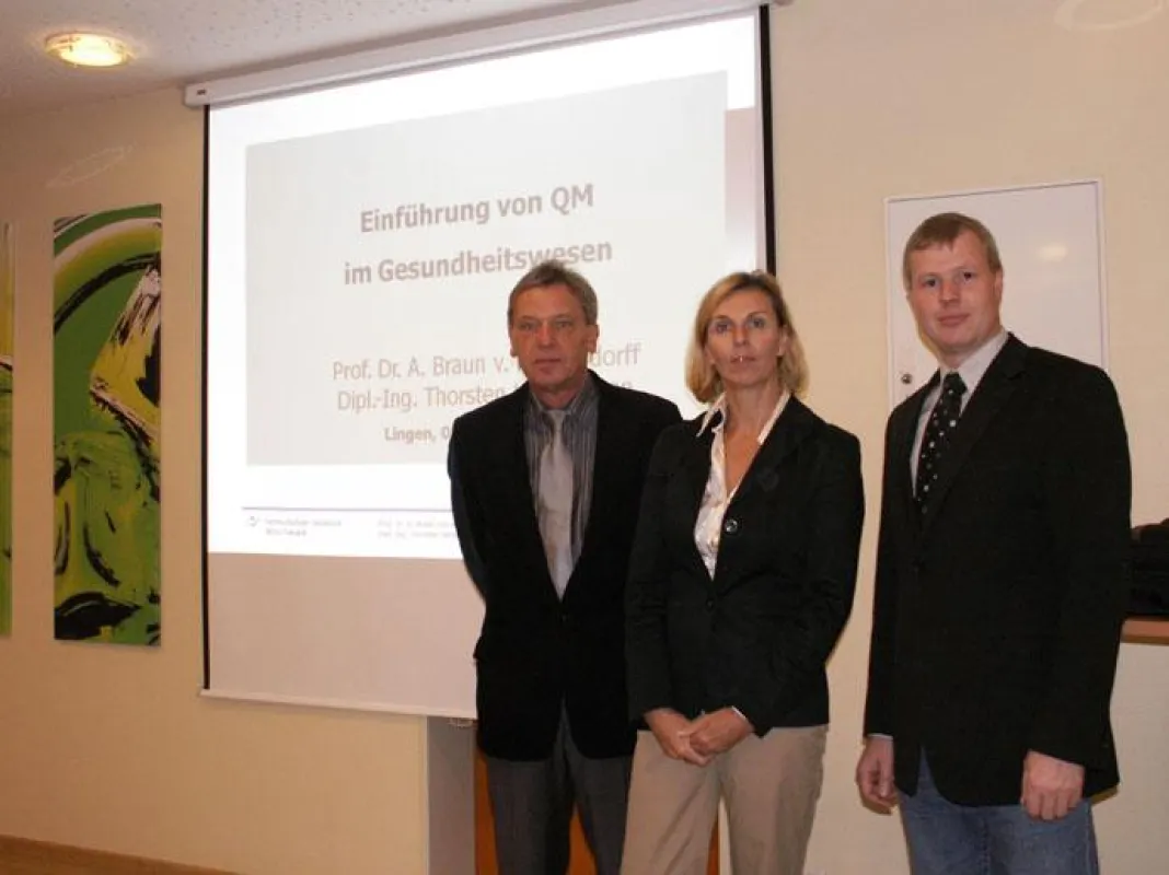 Über die Einführung von QM-Systemen im Gesundheitswesen informierten v.l. Willy Büring, Geschäftsführer der QuamS GmbH, Prof. Dr. Andrea Braun von Reinersdorff (FH Osnabrück) und Geschäftsführer, Dipl
