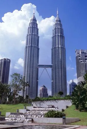 Bild: Adrenalin pur in MALAYSIA: Action und Shopping
