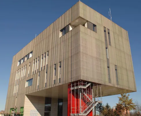 Bild: Karlsruhe: Neubau der Hauptfeuerwache mit interessanter Lochblechfassade