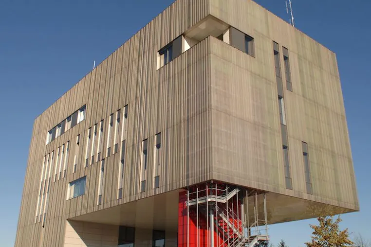 Bild: Karlsruhe: Neubau der Hauptfeuerwache mit interessanter Lochblechfassade