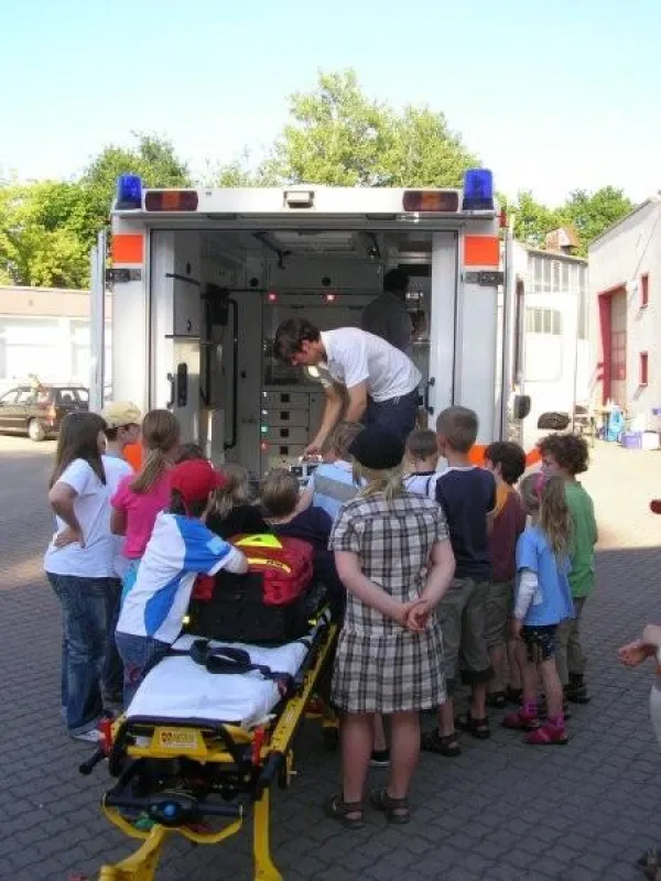 Kinder entdecken einen Rettungswagen des Arbeiter-Samariter-Bundes OV Hannover-Stadt