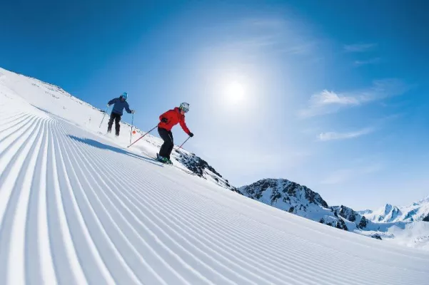 Bild: Vernetzt in Print und Internet: CANUSA TOURISTIK stellt neuen Nordamerika-Katalog für Wintersport-Fans vor