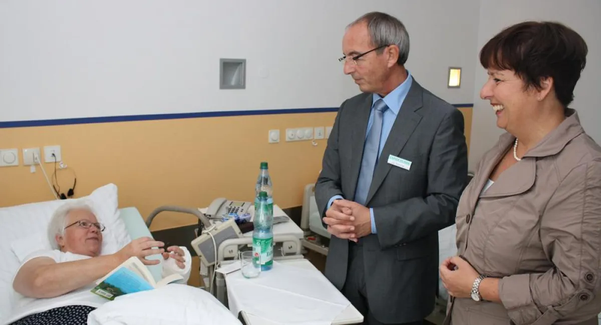 Dr. Robert Porcher, Ärztlicher Leiter der Emma Klinik und Patricia Lips, CDU Bundestagabgeordnete beim Besuch einer Patientin der Emma Klinik