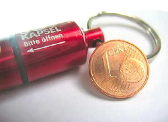 Bild: Schenken Sie Ihren Lieben ein wenig Sicherheit. Die SOS-Kapsel - aus der Apotheke