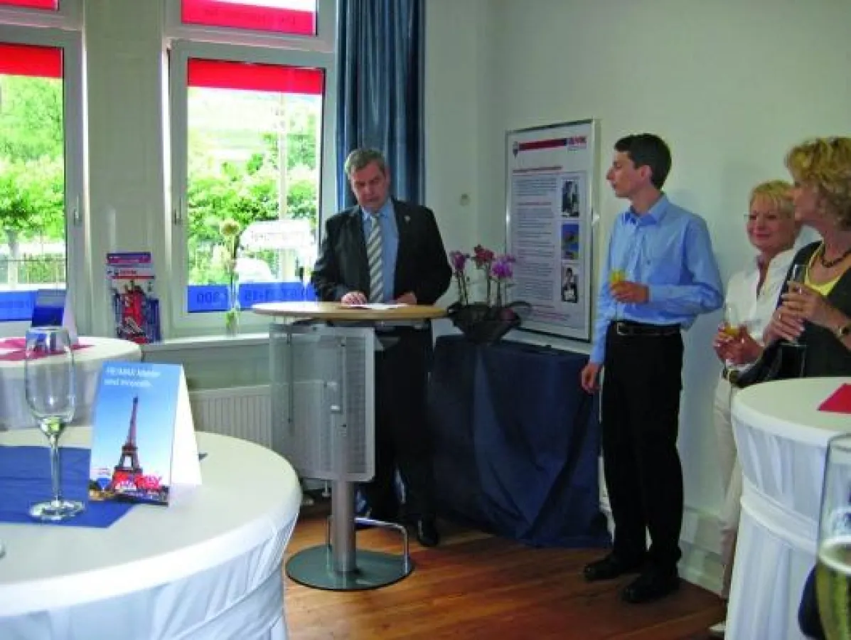 Klaus Peltzer (l.) begrüßte die Gäste herzlich zur Büroeröffnung.