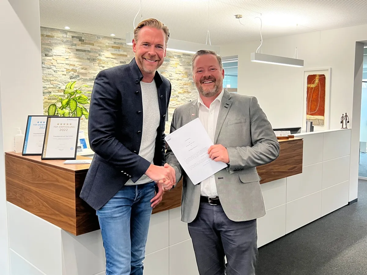 Vertragsunterzeichnung Achim Niess (links), Thomas Maier (rechts) (© Thomas Maier)