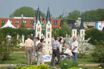 Bild: Eröffnungswochenende lockte 13.000 Besucher in den Miniaturenpark