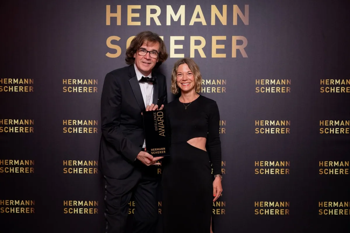 Anneke Kebbe gewinnt den Award des International Speaker Slam am 16. Mai 2025 in Wiesbaden. (© Justin Bockey)