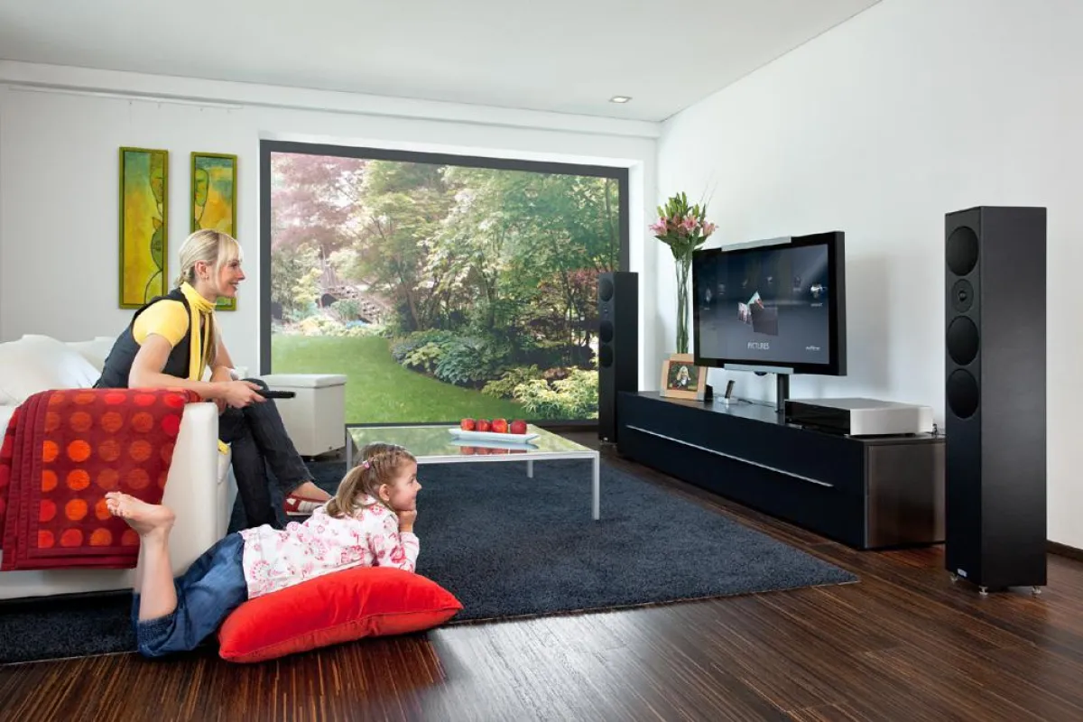 Der Revox M117 bringt verschiedenste Inhalte wie TV, Filme, Fotos, Musik und Internet auf den Schirm