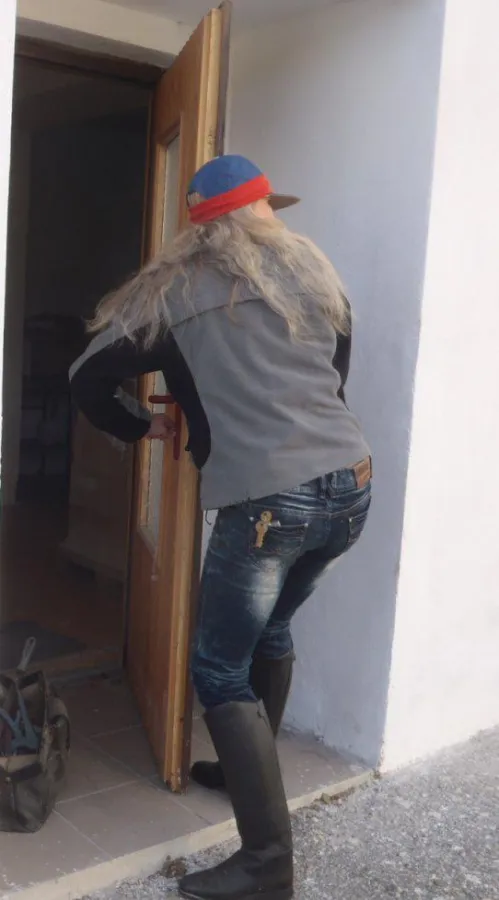 Ilse Pöllmann als Schlüsseldienstfrau bei der Schlosserarbeit