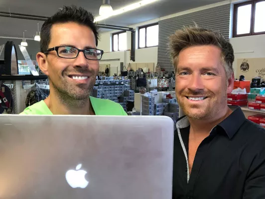 Bild: Gratis-Schuhe für Gratis-Kuchen oder große Schuhe für großen Kuchen