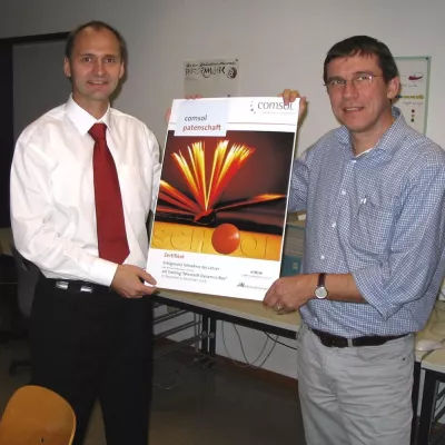 Bild: Lehrer drücken die Schulbank - Schulpatenschaft der Comsol erfolgreich gestartet