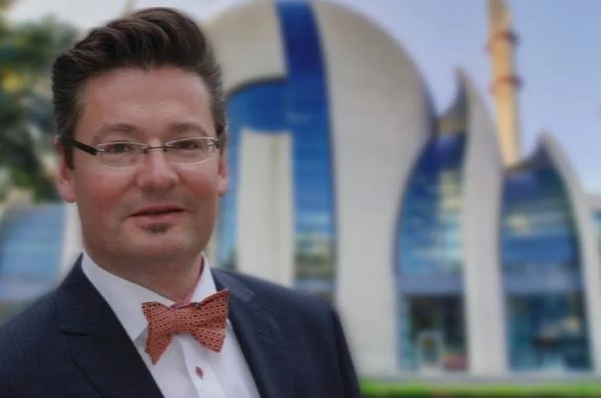 Torsten Ilg (Freie Wähler) vor der Moschee in Ehrenfeld