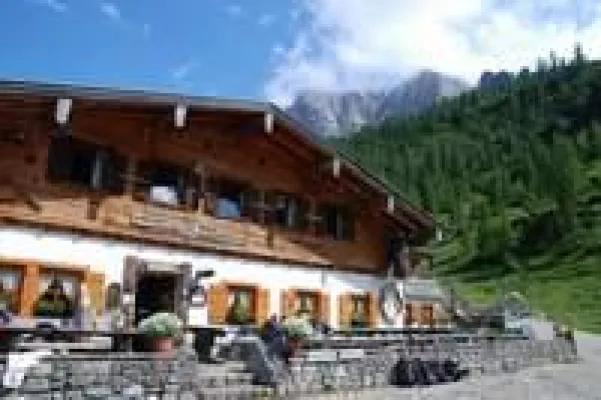 Bild: Binsalm nach Brand wieder in Betrieb