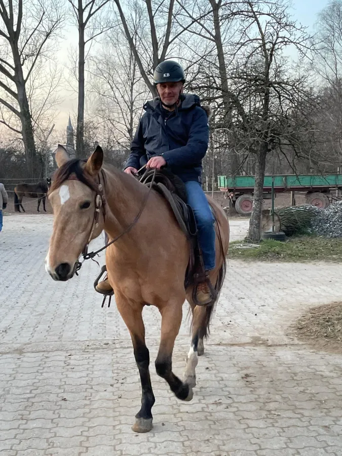 Jürgen Dirrigl mit seiner Karabagh-Stute Aldinay (© www.nachchinareiten.de)