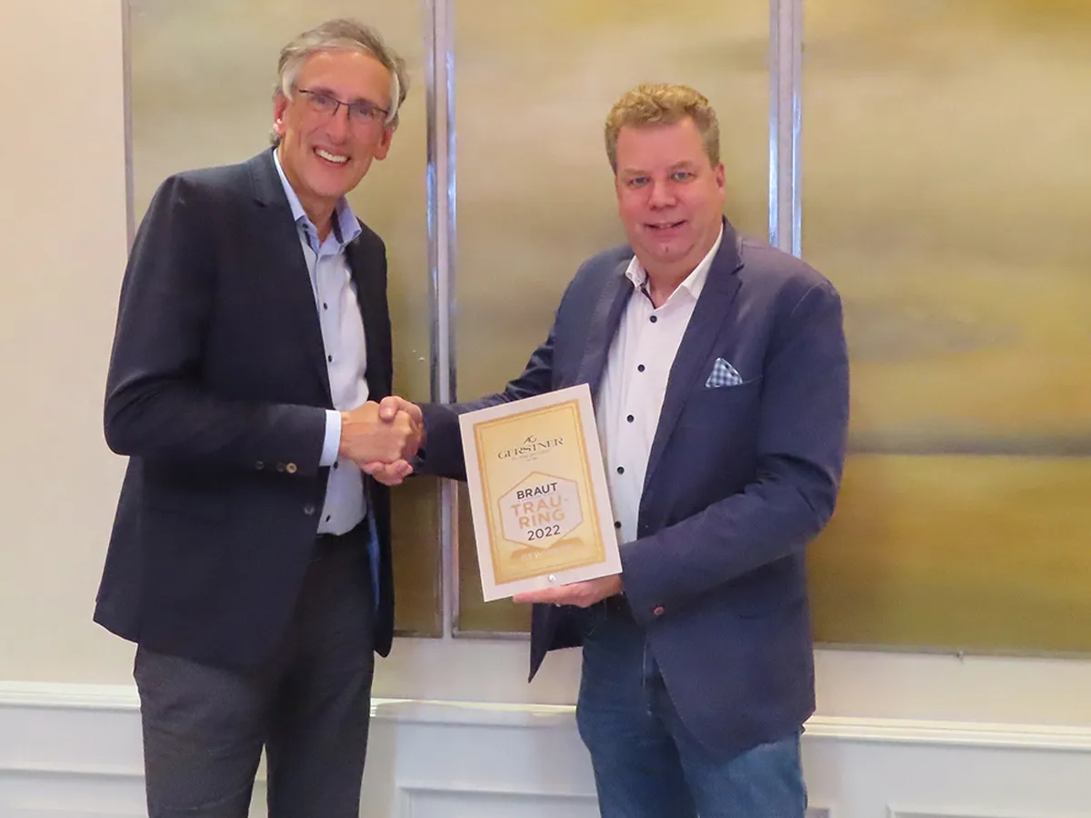 Brautmedia-GF Rob A.N. Klaarenbeek (links) überreicht die Auszeichnung „Trauring des Jahres 2022
