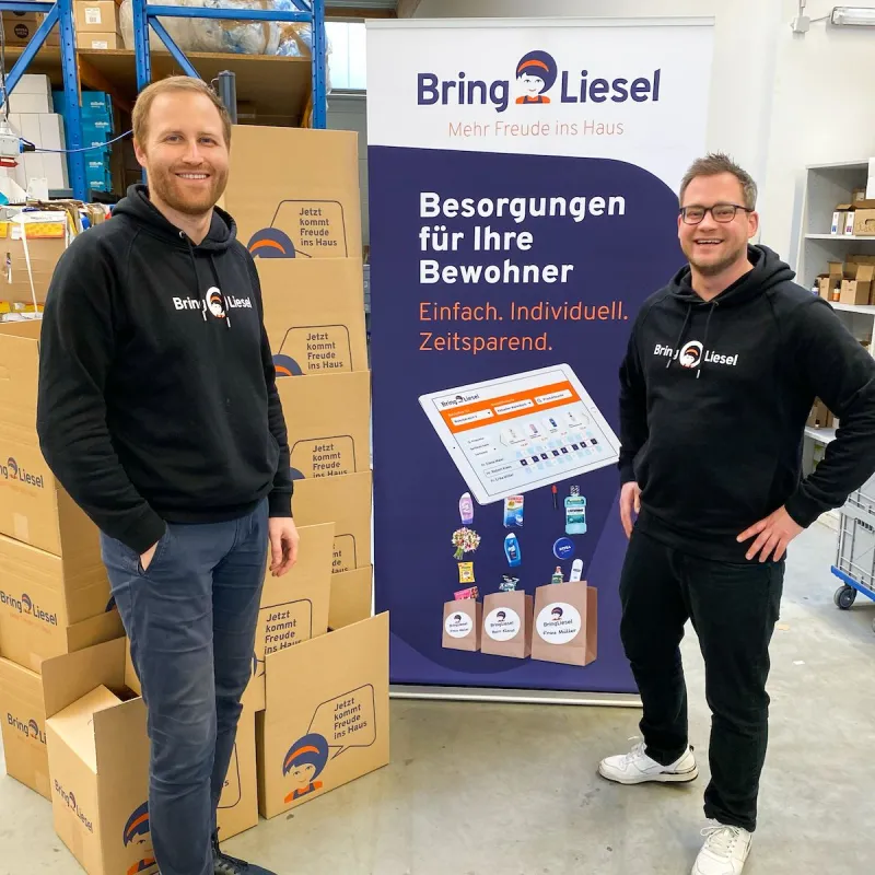 Geschäftsführer Nico Jäschen und Kundenbetreuer Marcel Graap freuen sich auf die Senior:innen (© BringLiesel GmbH)
