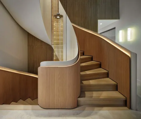 Bild: Ein skulpturales Band aus Holz und Licht - Wendeltreppe von EeStairs in einer Villa