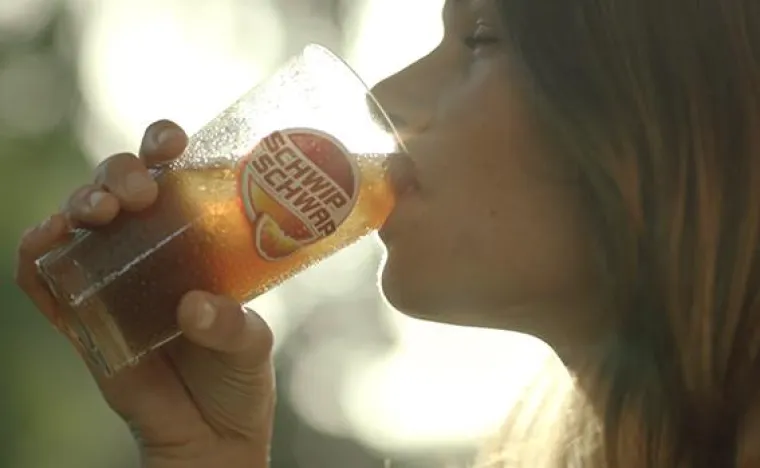 Bild: Neuer TV-Spot für Schwip Schwap lässt Orangen vom Himmel regnen