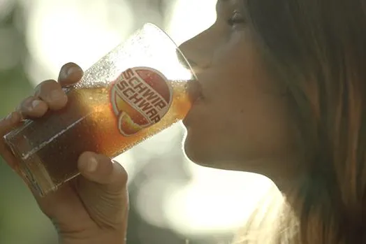 Bild: Neuer TV-Spot für Schwip Schwap lässt Orangen vom Himmel regnen