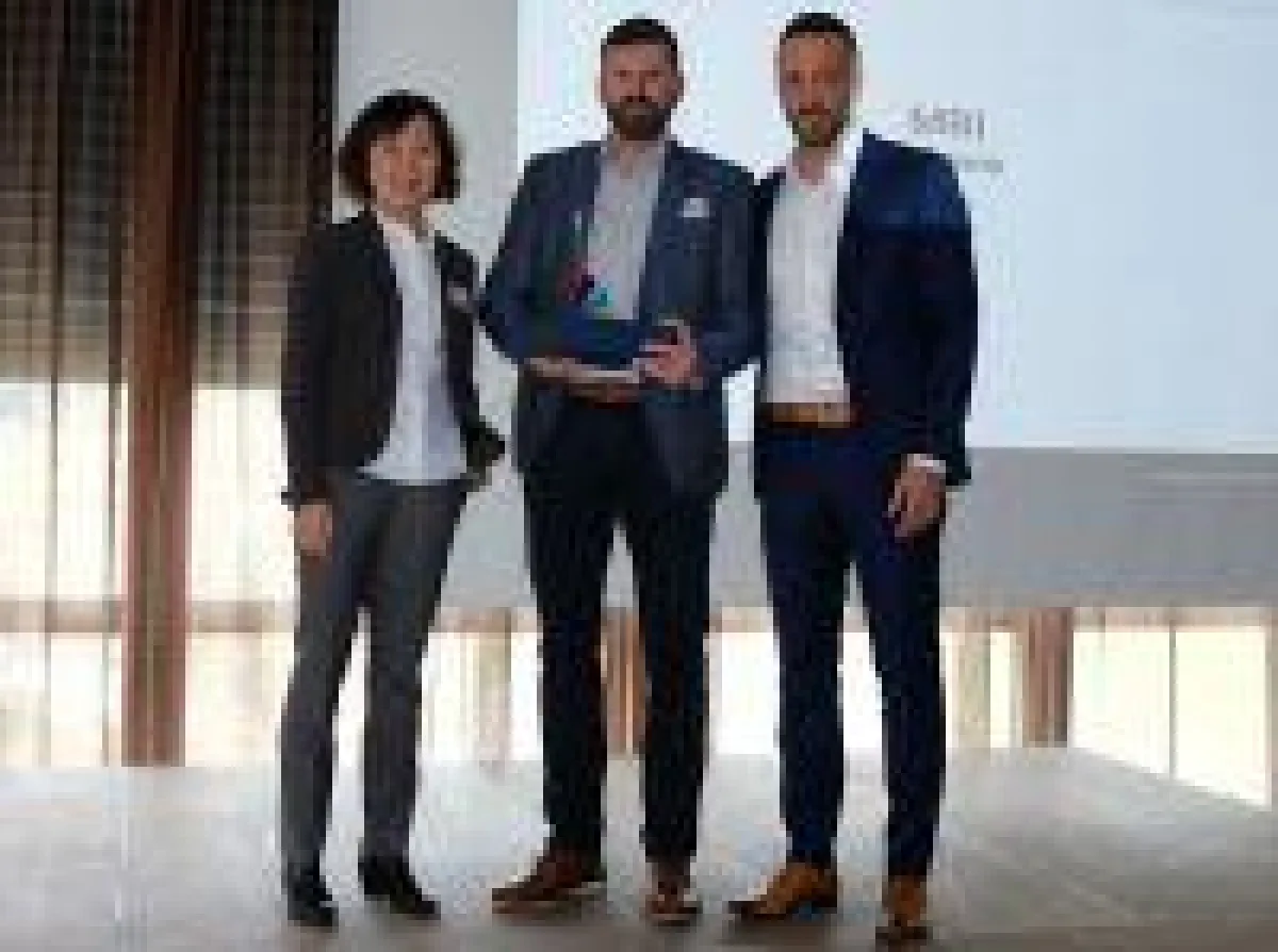 Von links nach rechts: Y. Augenstein Sales Director Enclosures Europe,T. Böser GF MBI GmbH, S. RathChannel Sales Manager HOFFMAN